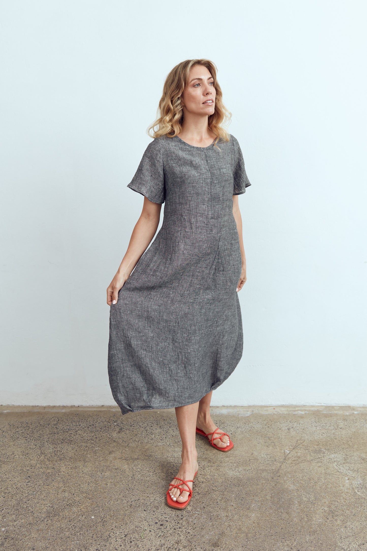 Iris linen dress with sleeves