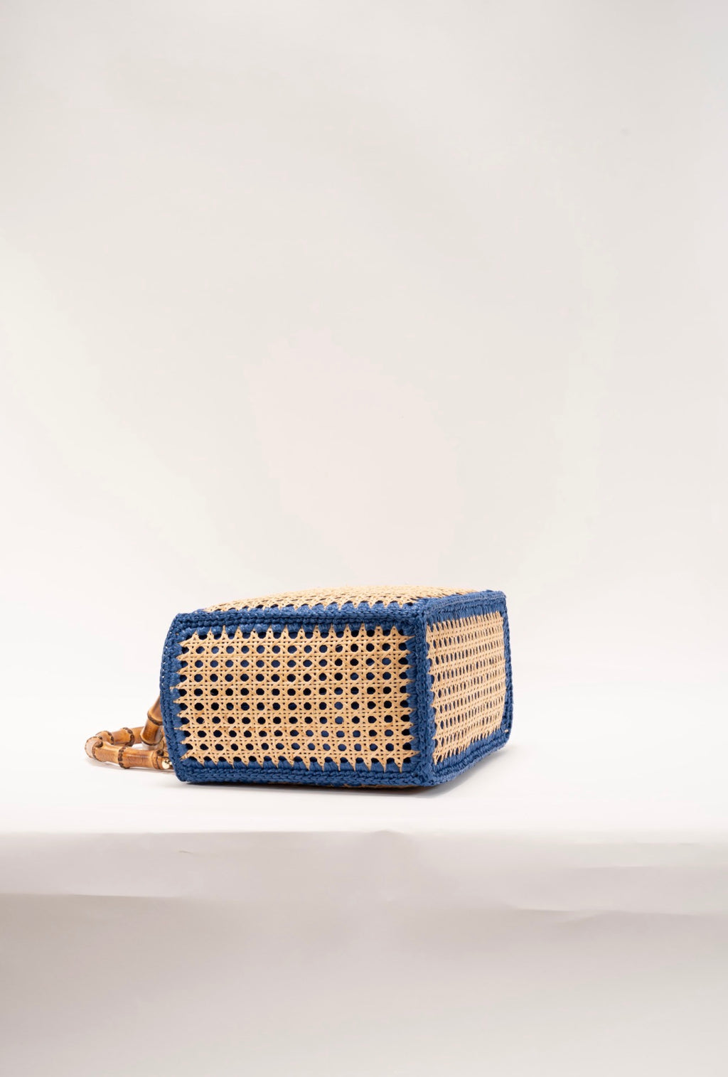 BIDINIS Rattan tote with bamboo handles Blue trim