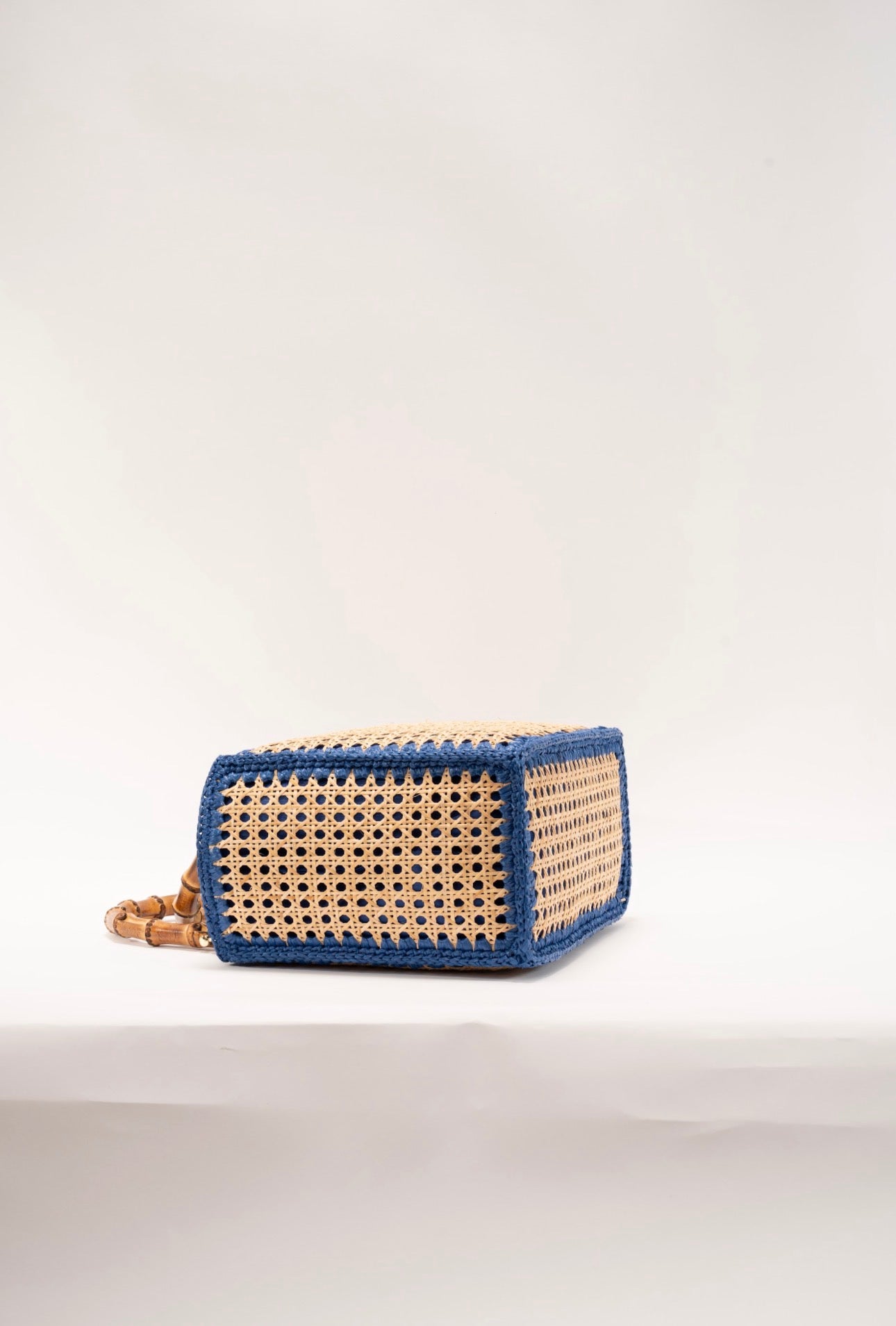 BIDINIS Rattan tote with bamboo handles Blue trim